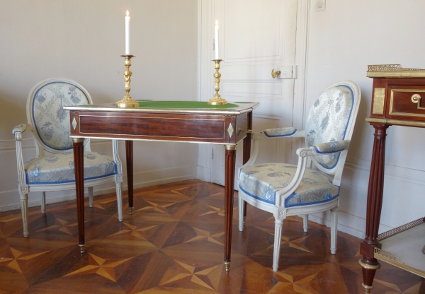 Paire de fauteuils cabriolet médaillon d'époque Louis XVI, lampas aux instruments de musique