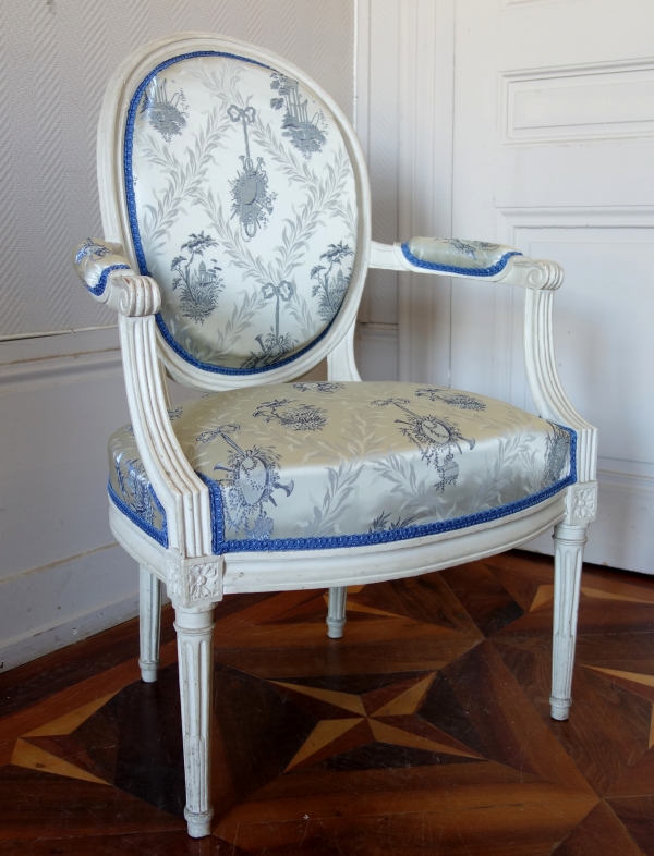 Paire de fauteuils cabriolet médaillon d'époque Louis XVI, lampas aux instruments de musique