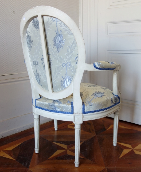 Paire de fauteuils cabriolet médaillon d'époque Louis XVI, lampas aux instruments de musique