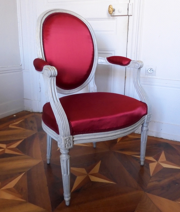 Paire de fauteuils cabriolets médaillon d'époque Louis XVI, satin bordeaux