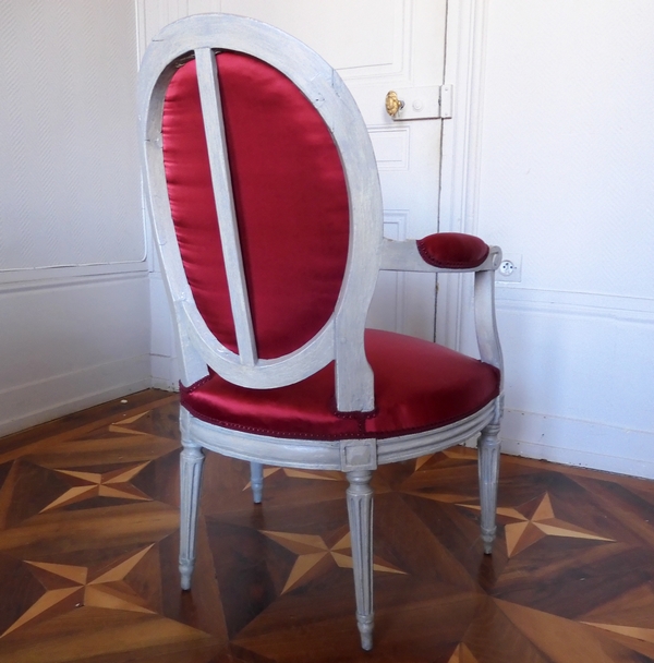 Paire de fauteuils cabriolets médaillon d'époque Louis XVI, satin bordeaux