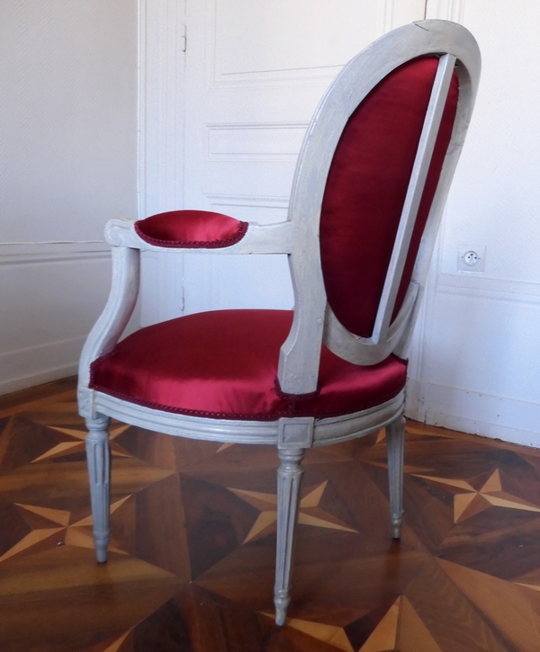 Paire de fauteuils cabriolets médaillon d'époque Louis XVI, satin bordeaux