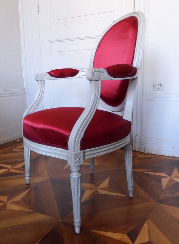 Paire de fauteuils cabriolets médaillon d'époque Louis XVI, satin bordeaux