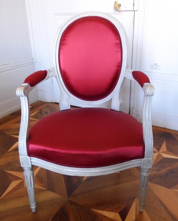 Paire de fauteuils cabriolets médaillon d'époque Louis XVI, satin bordeaux