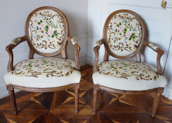 Paire de fauteuils cabriolets Transition des époques Louis XV et Louis XVI