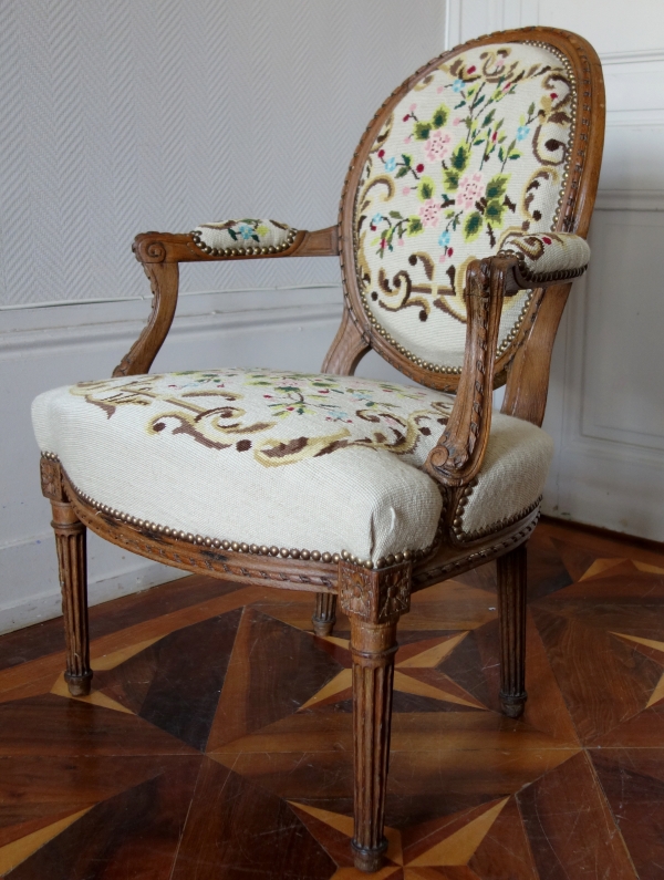 Paire de fauteuils cabriolets Transition des époques Louis XV et Louis XVI