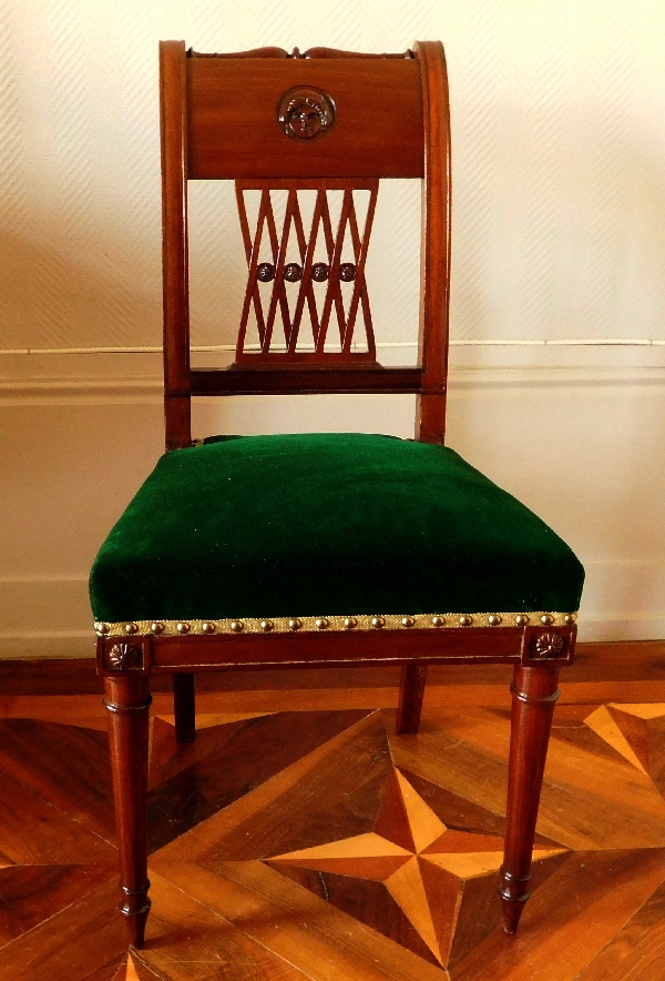 Paire de chaises Directoire en acajou finement sculpté et velours de soie - époque fin XVIIIe