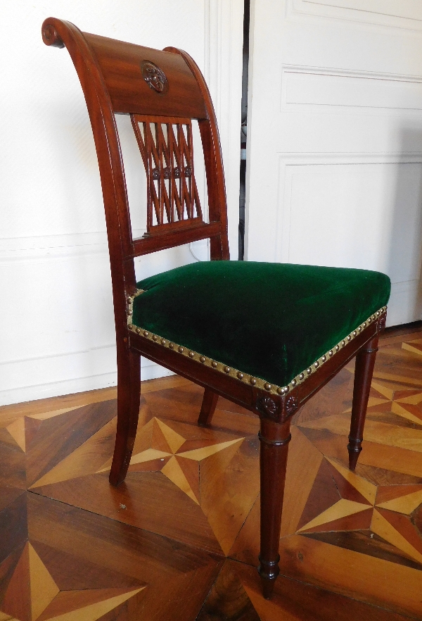 Paire de chaises Directoire en acajou finement sculpté et velours de soie - époque fin XVIIIe