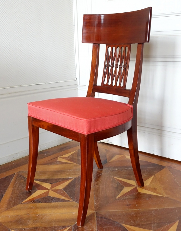 Paire de chaises Klismos à l'antique en acajou et soie, époque Consulat, estampille de Chapuis