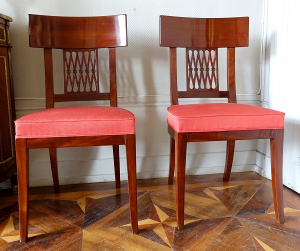 Paire de chaises Klismos à l'antique en acajou et soie, époque Consulat, estampille de Chapuis