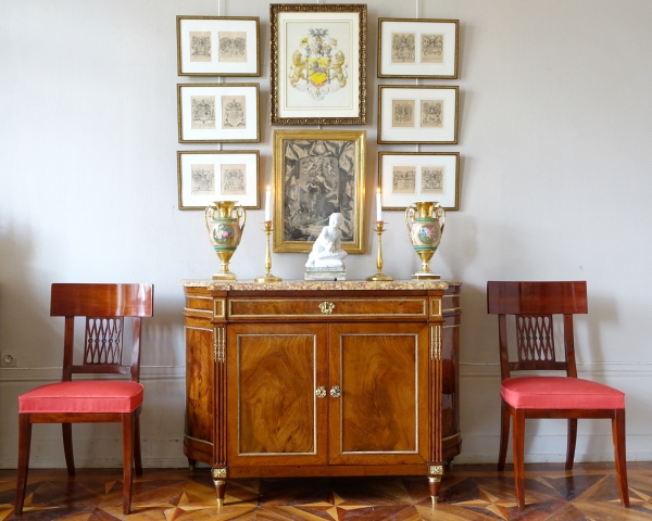 Paire de chaises Klismos à l'antique en acajou et soie, époque Consulat, estampille de Chapuis