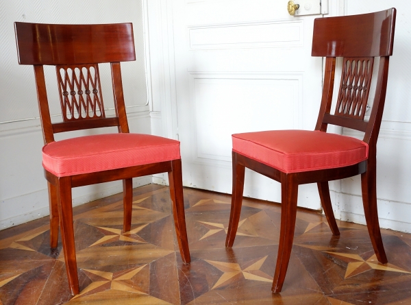 Paire de chaises Klismos à l'antique en acajou et soie, époque Consulat, estampille de Chapuis