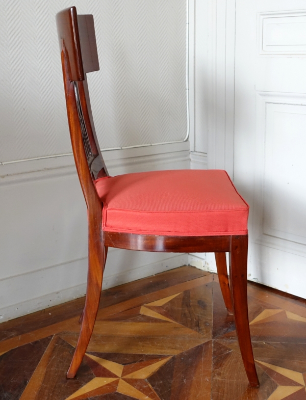 Paire de chaises Klismos à l'antique en acajou et soie, époque Consulat, estampille de Chapuis