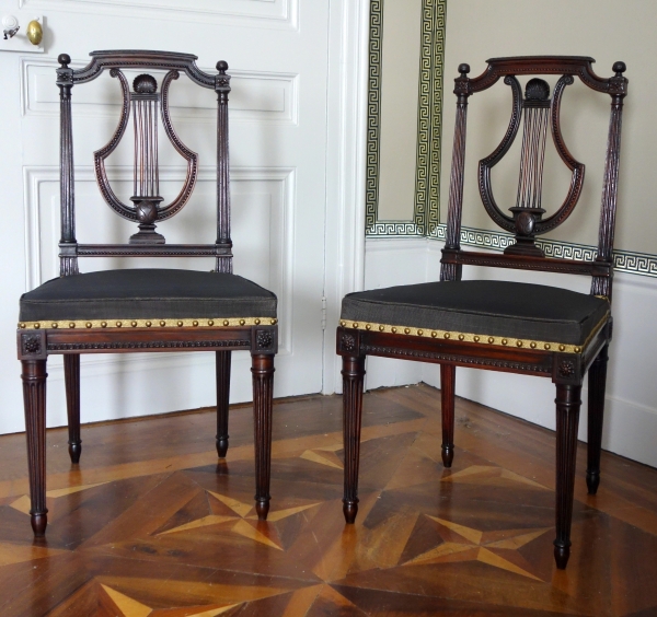 Compiegne - Mobilier de l'Empereur, paire de chaises lyre acajou époque Louis XVI par Deshayes