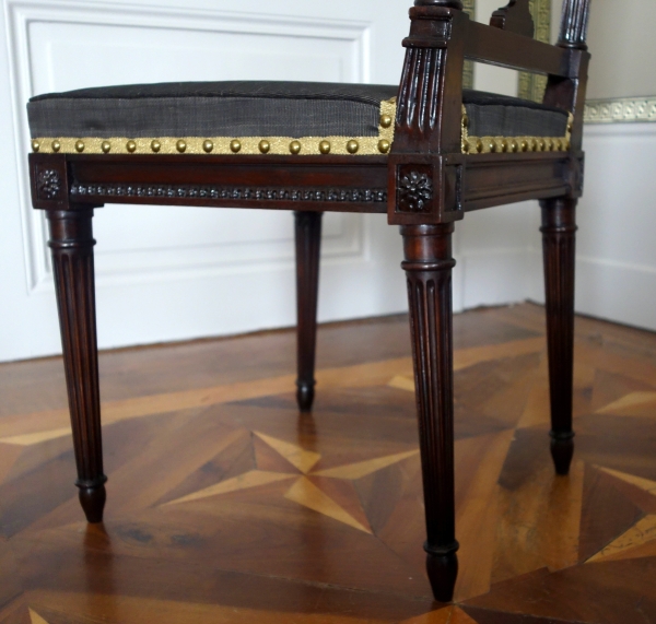 Compiegne - Mobilier de l'Empereur, paire de chaises lyre acajou époque Louis XVI par Deshayes