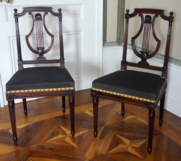 Compiegne - Mobilier de l'Empereur, paire de chaises lyre acajou époque Louis XVI par Deshayes