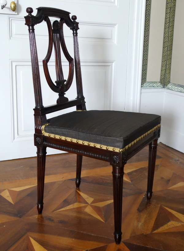 Compiegne - Mobilier de l'Empereur, paire de chaises lyre acajou époque Louis XVI par Deshayes