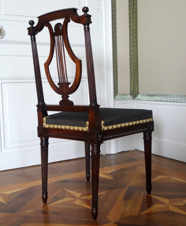 Compiegne - Mobilier de l'Empereur, paire de chaises lyre acajou époque Louis XVI par Deshayes