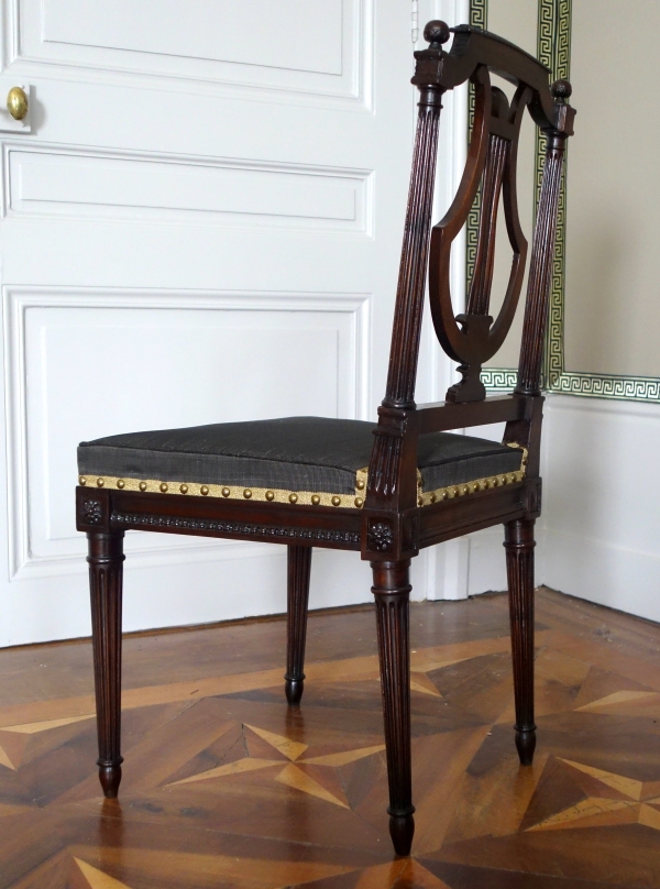 Compiegne - Mobilier de l'Empereur, paire de chaises lyre acajou époque Louis XVI par Deshayes