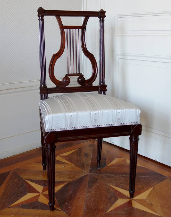 Delaisement : paire de chaises lyre d'époque Louis XVI en acajou et gourgouran de soie, estampillées