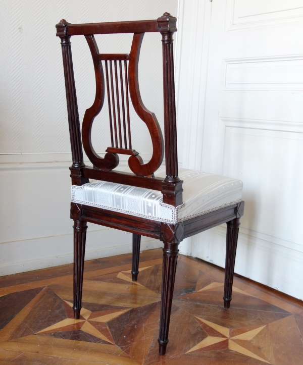 Delaisement : paire de chaises lyre d'époque Louis XVI en acajou et gourgouran de soie, estampillées