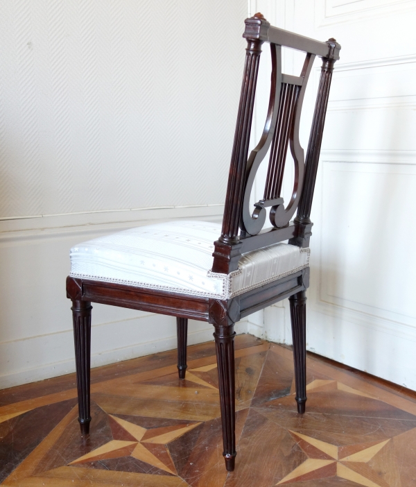 Delaisement : paire de chaises lyre d'époque Louis XVI en acajou et gourgouran de soie, estampillées