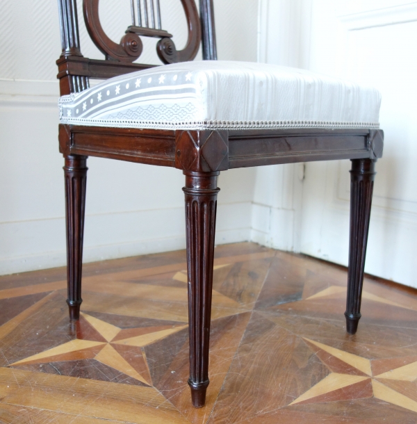 Delaisement : pair of mahogany Louis XVI chairs, lyra-shaped backrest - stamped