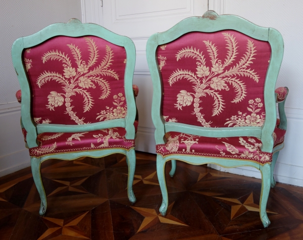 Sylvain Blanchard : paire de fauteuils Louis XV à la Reine, soie aux chinoiseries - estampillés