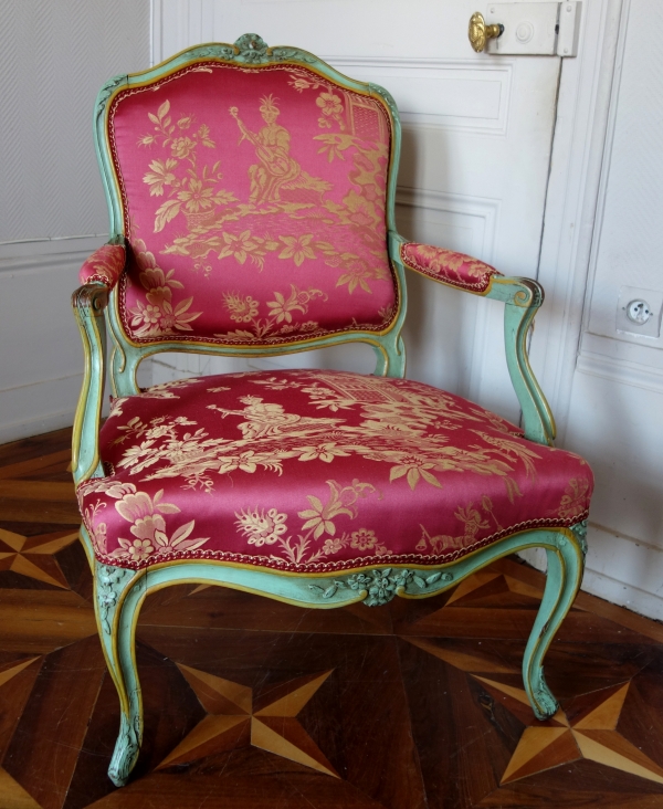 Sylvain Blanchard : paire de fauteuils Louis XV à la Reine, soie aux chinoiseries - estampillés