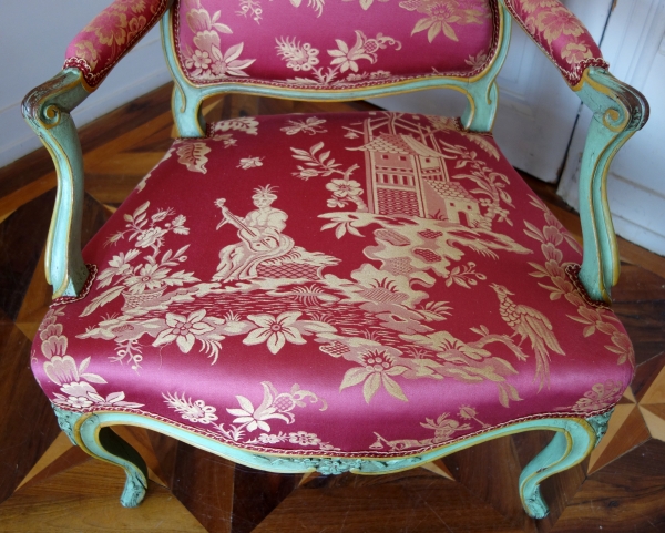 Sylvain Blanchard : paire de fauteuils Louis XV à la Reine, soie aux chinoiseries - estampillés