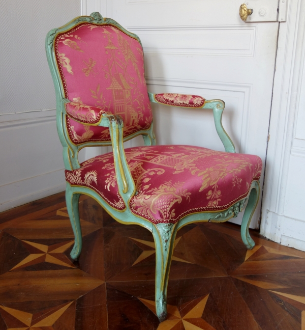 Sylvain Blanchard : paire de fauteuils Louis XV à la Reine, soie aux chinoiseries - estampillés