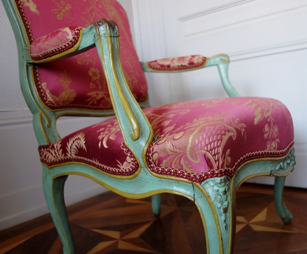 Sylvain Blanchard : paire de fauteuils Louis XV à la Reine, soie aux chinoiseries - estampillés