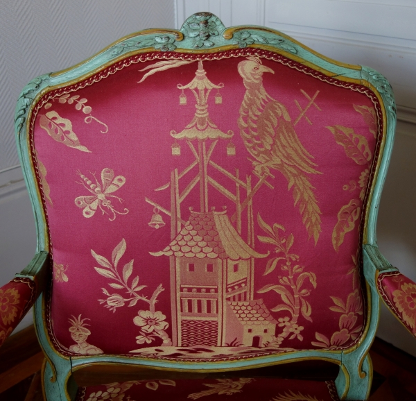 Sylvain Blanchard : paire de fauteuils Louis XV à la Reine, soie aux chinoiseries - estampillés