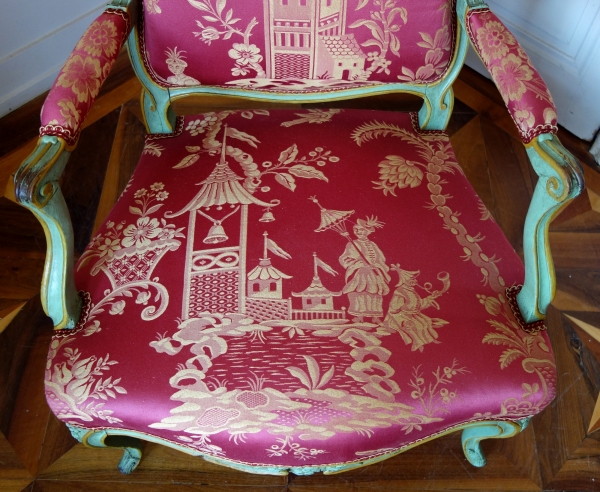 Sylvain Blanchard : paire de fauteuils Louis XV à la Reine, soie aux chinoiseries - estampillés