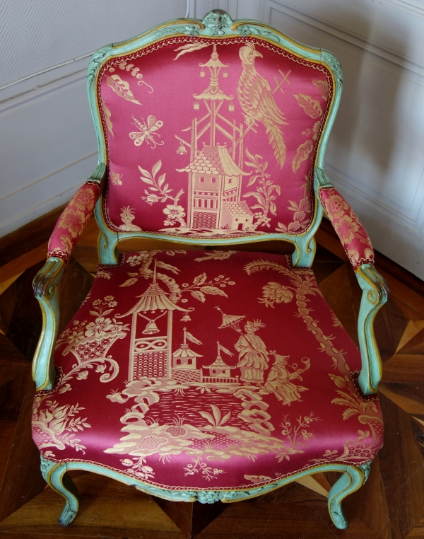 Sylvain Blanchard : paire de fauteuils Louis XV à la Reine, soie aux chinoiseries - estampillés