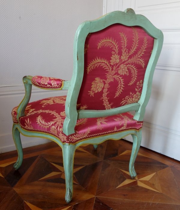 Sylvain Blanchard : paire de fauteuils Louis XV à la Reine, soie aux chinoiseries - estampillés