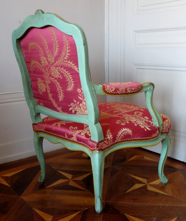 Sylvain Blanchard : paire de fauteuils Louis XV à la Reine, soie aux chinoiseries - estampillés