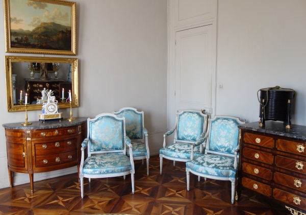 JB Boulard, menuisier du roi : paire de fauteuils à la Reine d'époque Louis XVI, estampillés