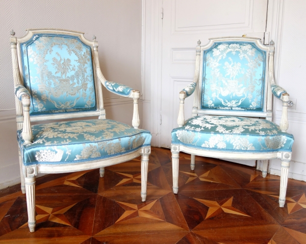 Paire de fauteuils à la Reine d'époque Louis XVI vers 1788-90 - damas de soie bleu