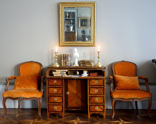 Paire de fauteuils cabriolets d'époque Louis XV en noyer, velours frappé - XVIIIe siècle