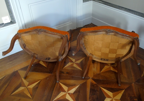 Paire de fauteuils cabriolets d'époque Louis XV en noyer, velours frappé - XVIIIe siècle