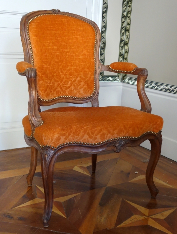 Paire de fauteuils cabriolets d'époque Louis XV en noyer, velours frappé - XVIIIe siècle