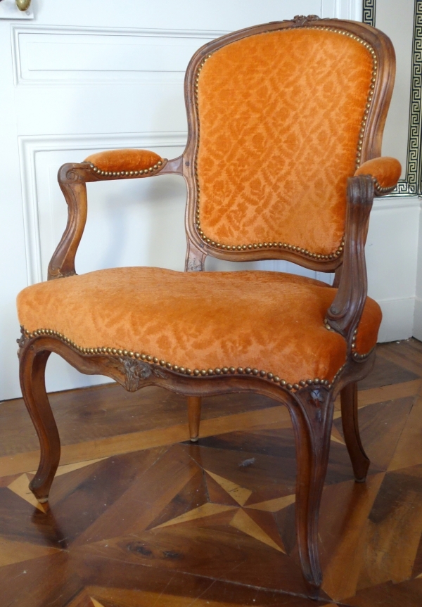 Paire de fauteuils cabriolets d'époque Louis XV en noyer, velours frappé - XVIIIe siècle