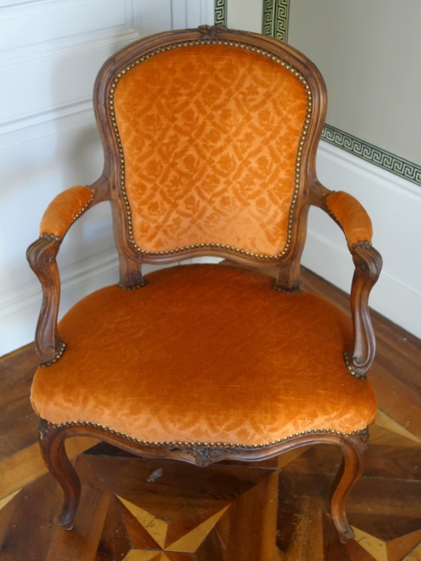 Paire de fauteuils cabriolets d'époque Louis XV en noyer, velours frappé - XVIIIe siècle