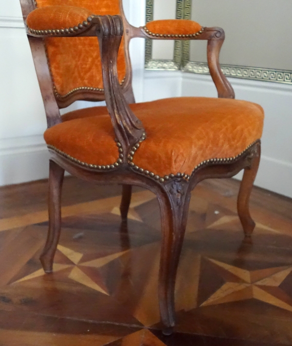 Paire de fauteuils cabriolets d'époque Louis XV en noyer, velours frappé - XVIIIe siècle