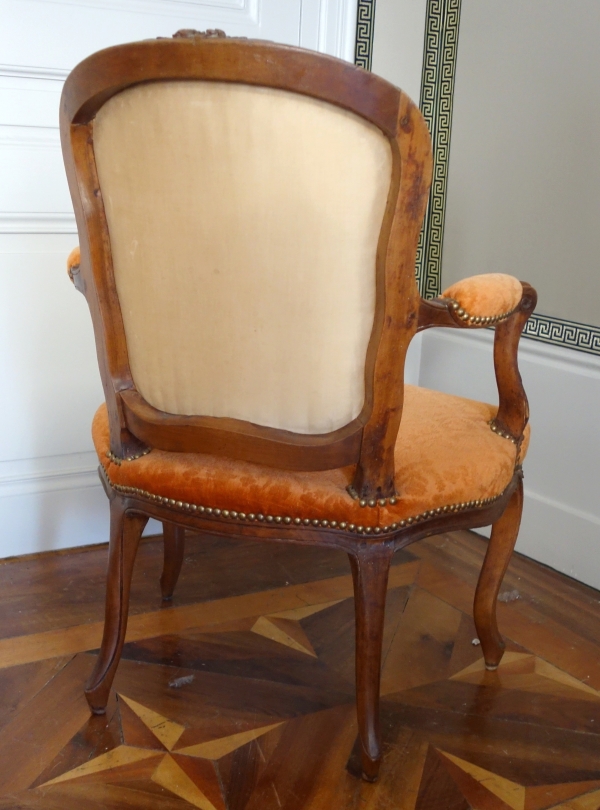 Paire de fauteuils cabriolets d'époque Louis XV en noyer, velours frappé - XVIIIe siècle