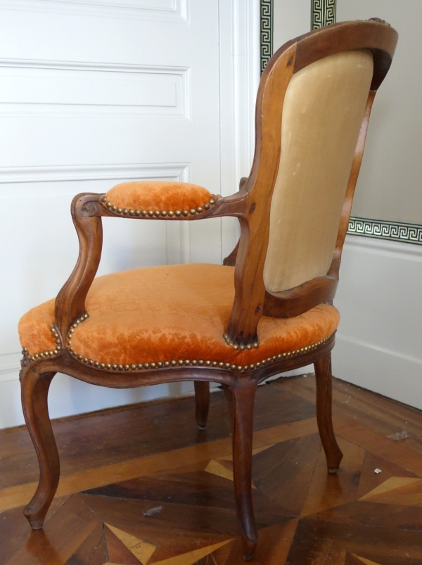 Paire de fauteuils cabriolets d'époque Louis XV en noyer, velours frappé - XVIIIe siècle