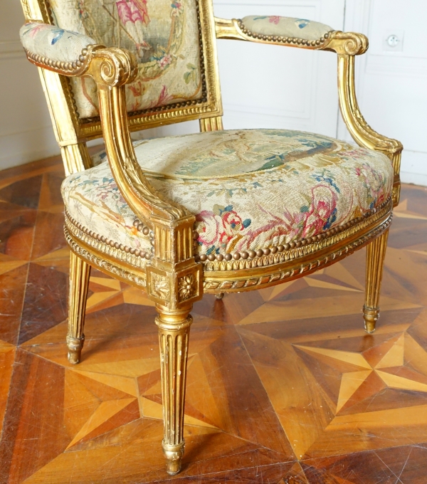 Paire de fauteuils cabriolet en bois doré et tapisserie, époque Louis XVI - modèle de Boulard
