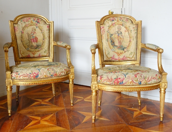 Paire de fauteuils cabriolet en bois doré et tapisserie, époque Louis XVI - modèle de Boulard