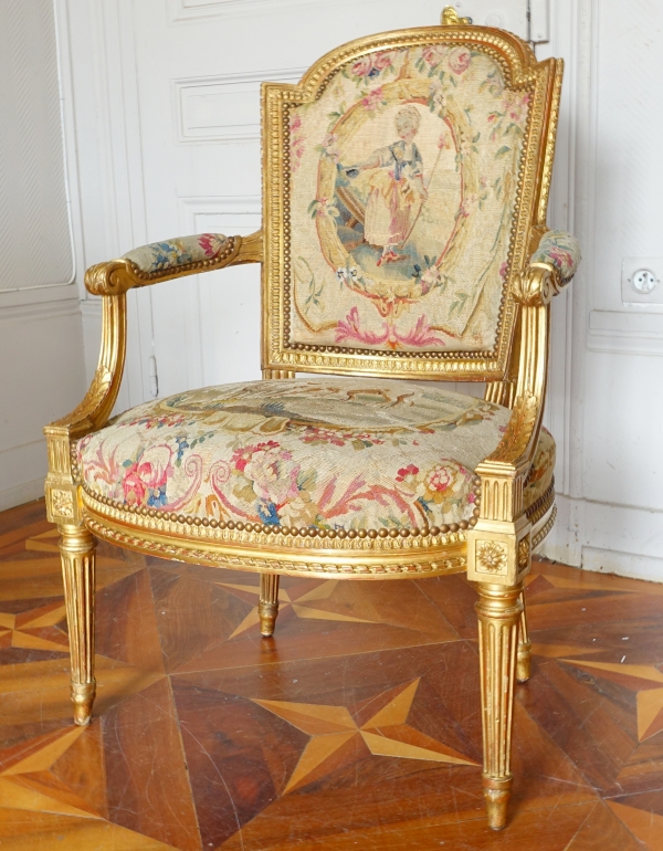 Paire de fauteuils cabriolet en bois doré et tapisserie, époque Louis XVI - modèle de Boulard